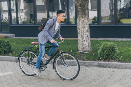 骑自行车骑自行车的亚洲男子