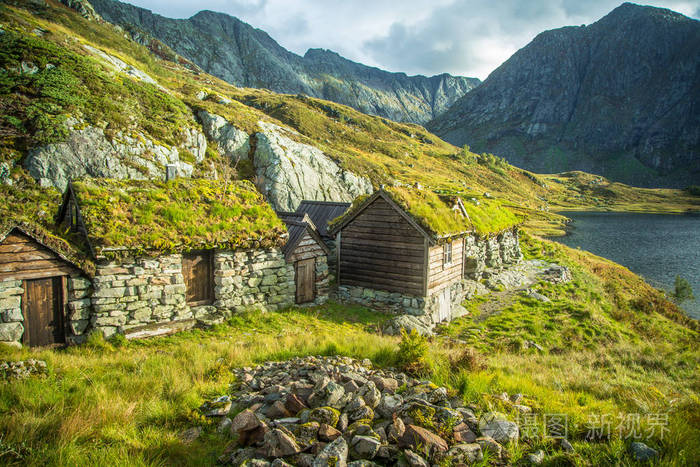 湖边有草屋顶的旧房子.秋天的风景.