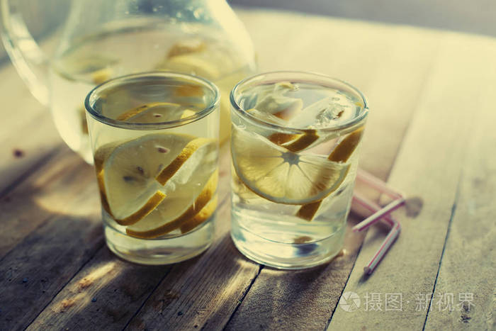 两杯加柠檬水的木桌