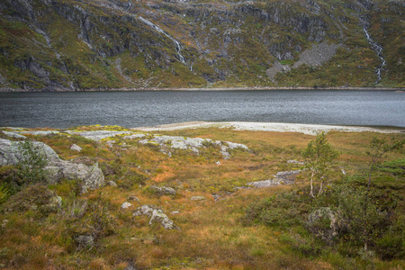 挪威Folgefonna国家公园的一个美丽的山湖景观..在山上度过秋日。湖的秋景..