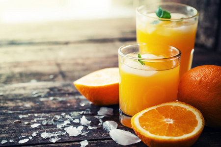 木制背景橙汁和橙子