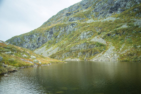 挪威Folgefonna国家公园的一个美丽的山湖景观..在山上度过秋日。湖的秋景..