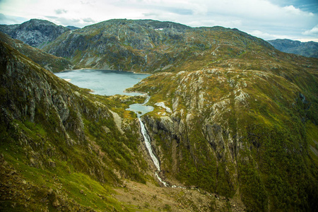 挪威Folgefonna国家公园的一个美丽的山湖景观..在山上度过秋日。湖的秋景..