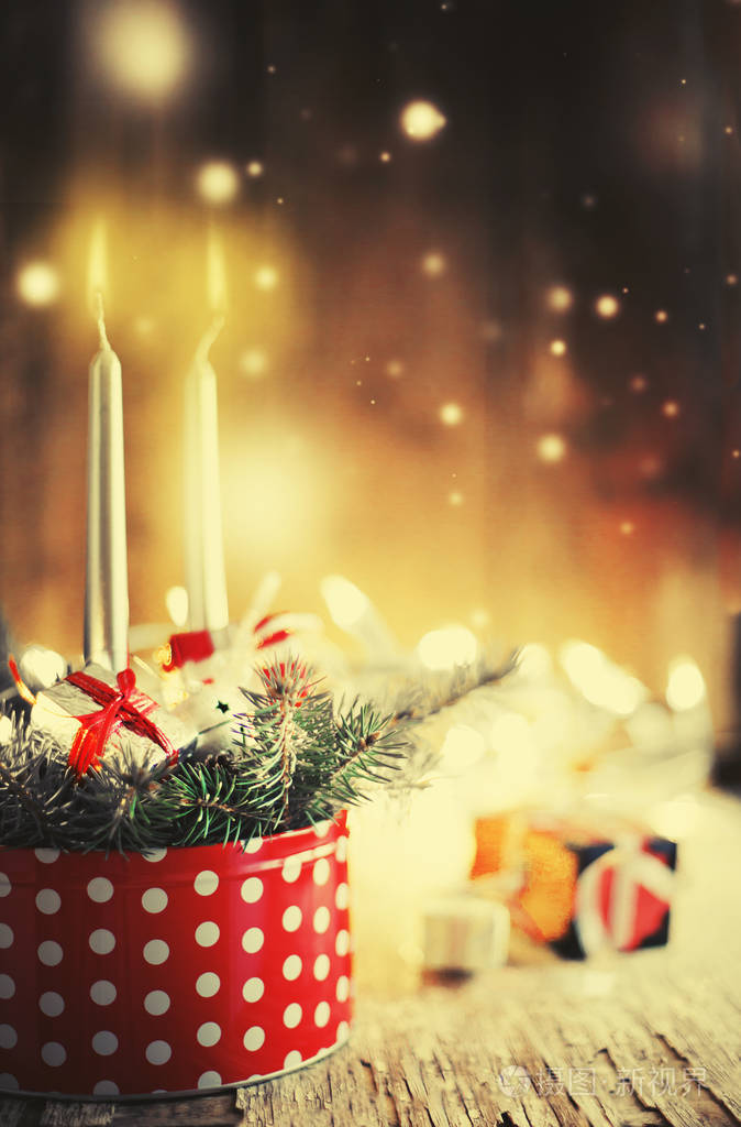 蜡烛和杉树枝的特写，木制背景的老式圣诞装饰
