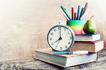 桌子上的书和笔图片