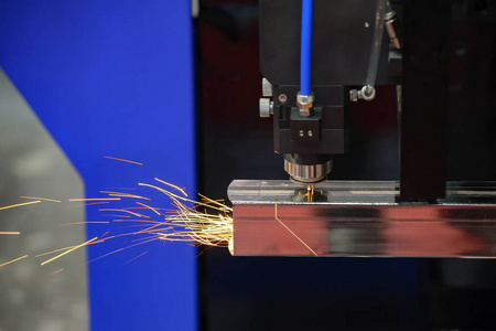 数控光纤激光切割机用火花光切割不锈钢方管或管。 现代钣金制造工艺。