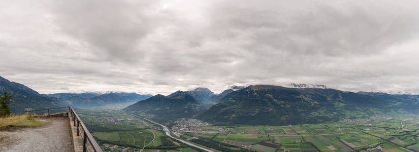 瑞士Maienfeld附近的山景全景，视野开阔