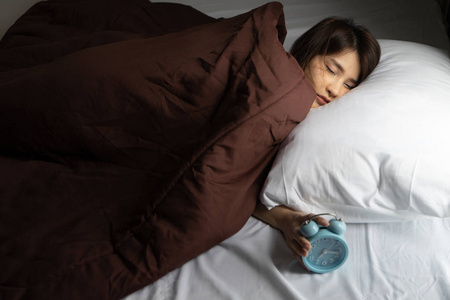 打哈欠警报图片