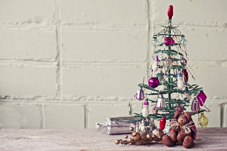 用老式圣诞装饰的人造彩色杉树的特写镜头