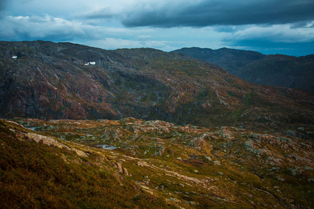 在多风多雨天气的徒步旅行中，挪威Forgefonna国家公园的一个美丽的秋天景观。 斯堪的纳维亚的山脉。 荒野中的秋天风景。