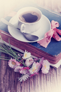 美味的咖啡和书上的花，木制背景