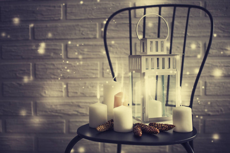 椅子上老式风格的蜡烛和圣诞装饰品的特写镜头