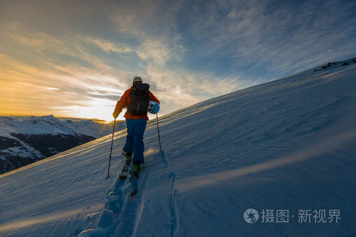 滑雪，在美丽的冬季雪山堡看到瑞士著名的山脉。 在新鲜的粉末雪中滑雪的越野滑雪。