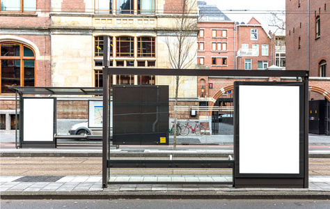 欧洲小镇路边的空白广告牌图片