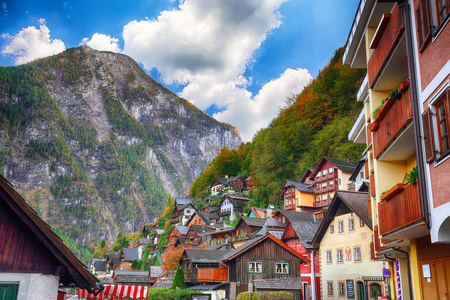 阳光明媚的秋日在著名的哈尔斯塔特湖畔小镇。 地点度假村Hallstatt Salzkammergut地区奥地利阿尔卑斯山。 欧