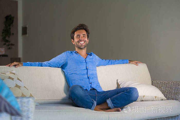 生活方式家庭肖像年轻迷人快乐的30岁男人微笑轻松舒适坐在客厅沙发