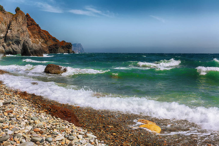 海浪拍打在海岸上，流淌在海岸卵石之上。 岩石海滨