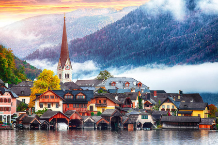 著名的哈尔斯塔特山村与哈尔斯塔特湖的风景。 雾蒙蒙的秋季日出在霍尔斯塔特湖。 地点度假村Hallstatt Salzkamme