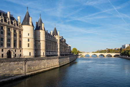 观看法国巴黎塞纳河上的Conciergerie。