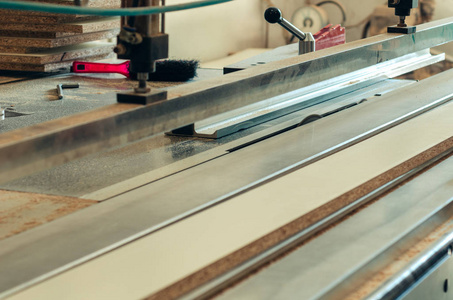 在一台格式化切割机上生产橱柜家具锯切材料