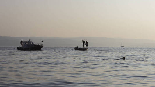 克罗地亚海上渔民剪影