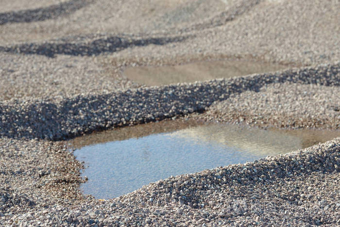 碎石背景。 道路碎石。 砾石质地。 碎石背景。 成堆的石灰石岩石。 在施工现场打碎石头。