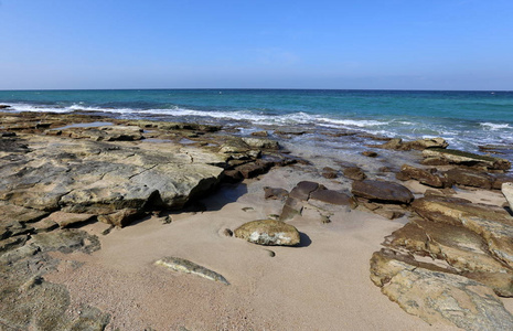 石头躺在地中海沿岸一个开放的公园里