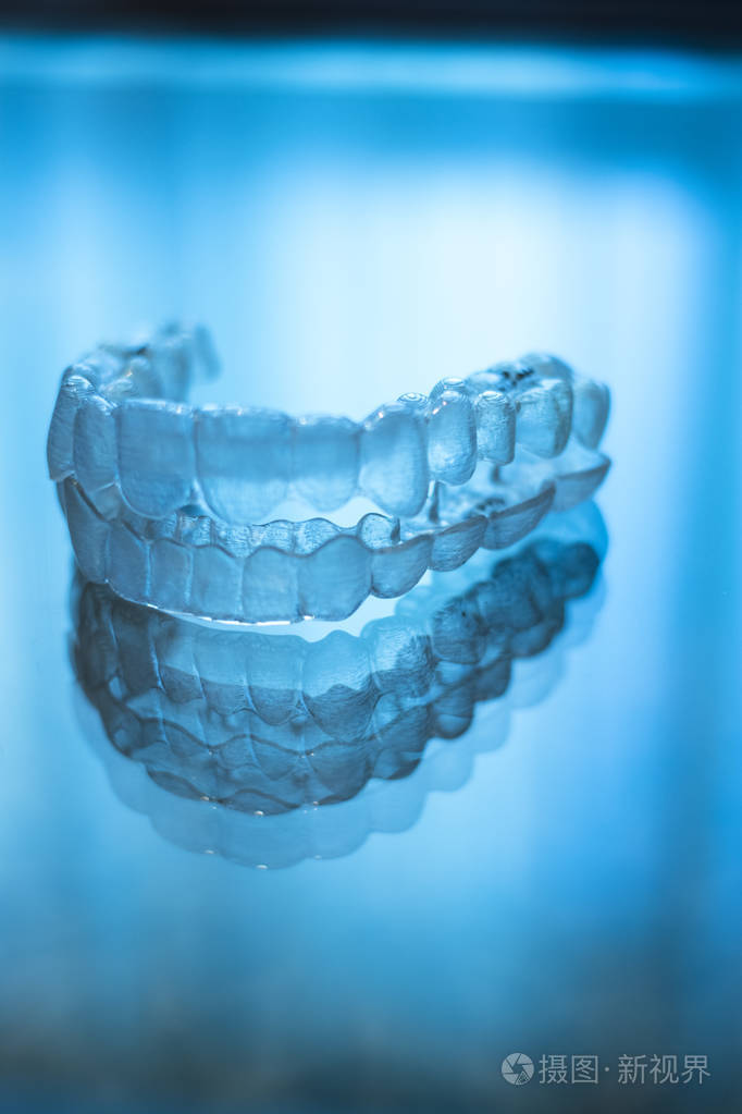 隐形透明牙齿矫直器用于正畸牙医治疗作为现代美学支架