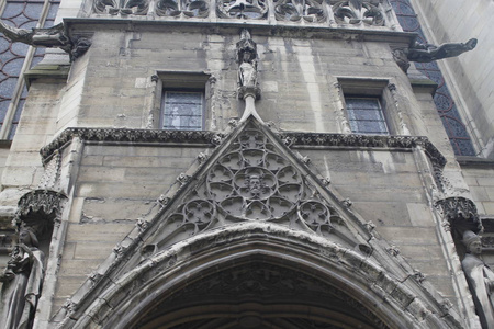 传统建筑是巴黎正宗的法国建筑。
