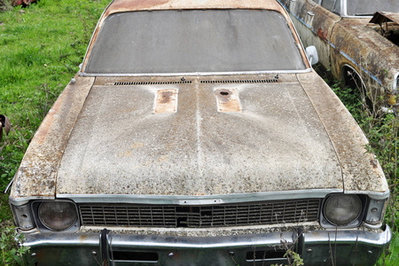 墓地的车在车库里废弃了旧车。 复古风格和复古风格