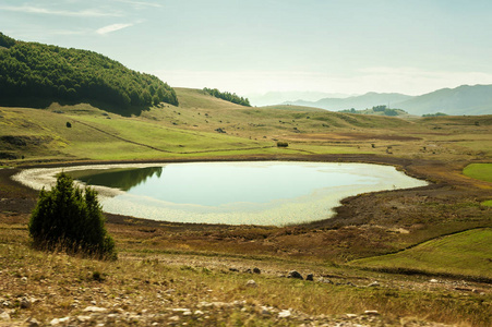 夏季山脉全景，清澈的山湖，美丽的山峰。 黑山共和国