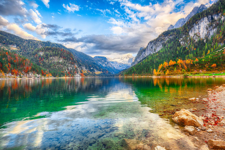 美丽的景色田园诗般的色彩斑斓的秋景,与达奇斯坦山顶,由高苏斯泰山湖