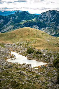 夏季山脉全景，清澈的山湖，美丽的山峰。 黑山共和国