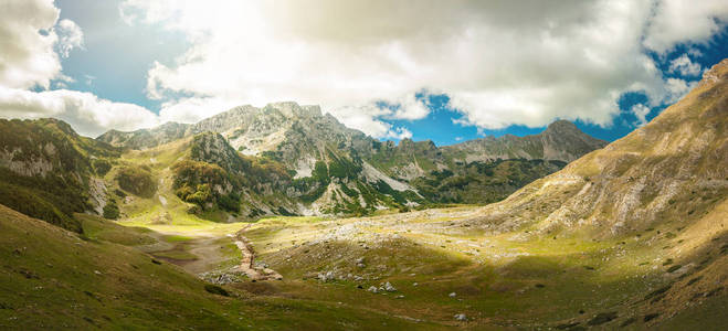 具有美丽山峰的夏季山脉和带状系统的全景。 黑山共和国