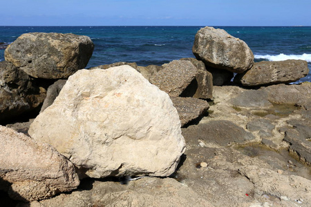 石头躺在地中海沿岸一个开放的公园里