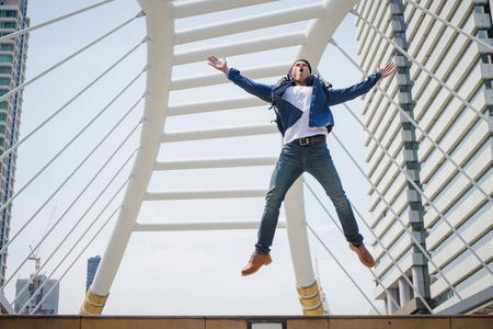 旅游背包客跳跃主动运动的生活方式.