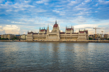 布达佩斯议会大厦，俯瞰匈牙利多瑙河。