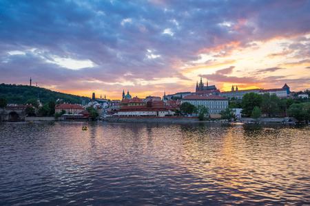 布拉格城市天际线的日落视图捷克共和国。