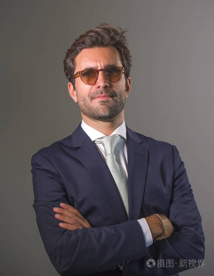 肖像放松,自信,微笑,快乐,孤独,灰蒙蒙的首席执行官,戴太阳镜的商人