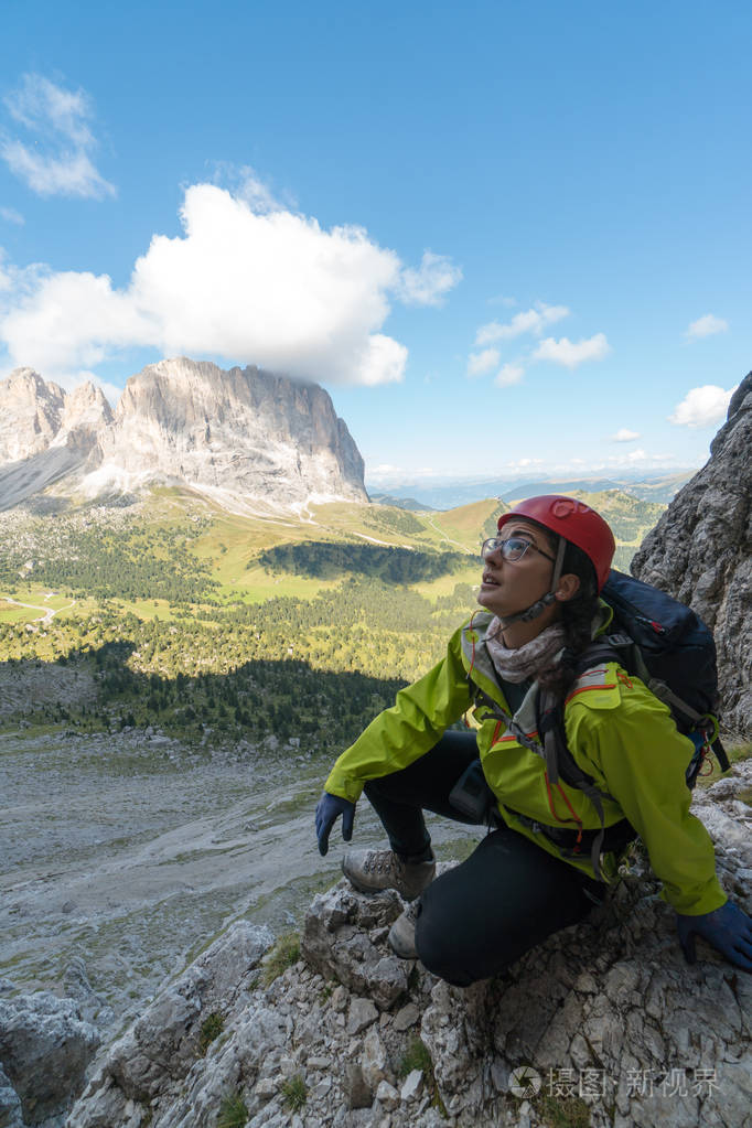 意大利白云岩年轻迷人的女登山者视野开阔