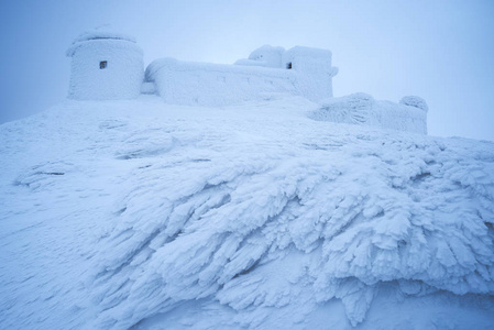 严峻的冬季景观。 山顶上的天文台。 暴风雪后的霜冻和冷霜。 冰雪覆盖