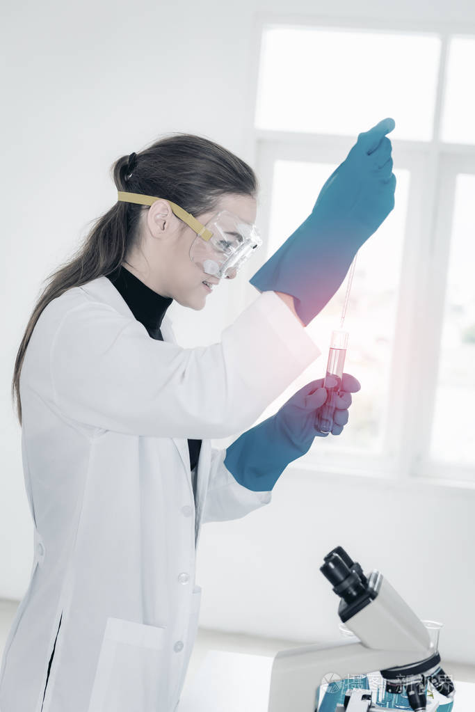 实验室研究科学家的肖像. 科学化学技术生物学概念.
