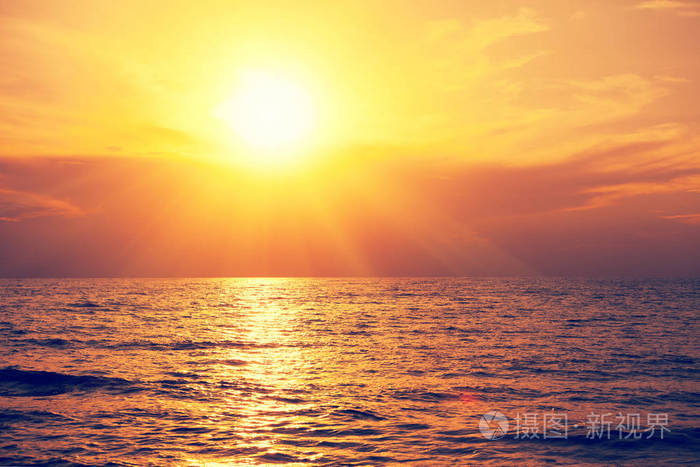 清晨海上金色日出美丽的海洋景观