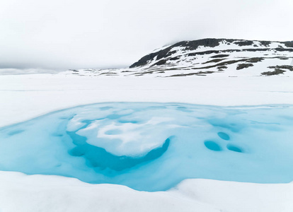 挪威风景优美的奥兰兹费杰莱特路线。 风景如画的地方靠近雪道Bjorgavegen。 严重的北部景观。 山上的冰湖