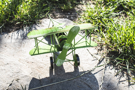 花园里的飞机玩具。 晴天