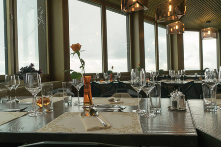 餐厅桌子，有优雅的场所设置和鲜花