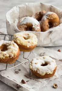 甜甜圈填奶油图片