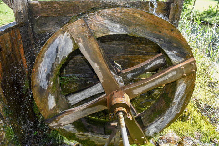 瑞士阿尔卑斯山恩格尔堡的古董木制水车
