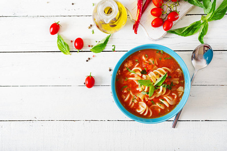 意大利米尼斯特龙蔬菜汤和意大利面。 西红柿汤。 素食食品。 上面的风景。 平躺着。