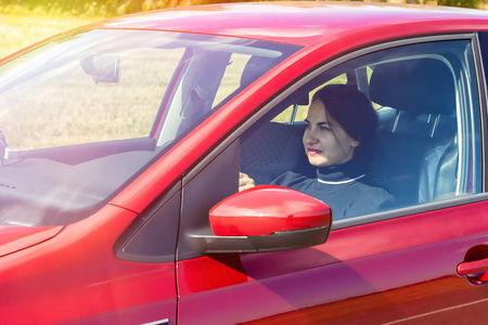 开车的女人女商人开车.女权主义,自由与独立的概念照片